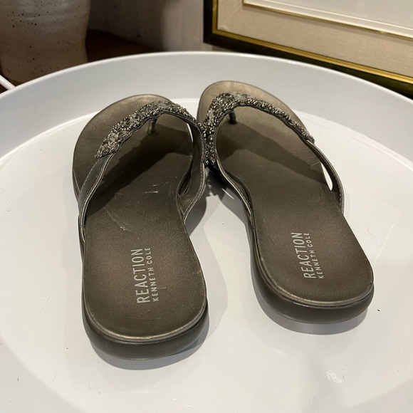 KENNETH COLE REACTION • Size 9 • Beaded Thong Sandals - Picture 4 of 7
